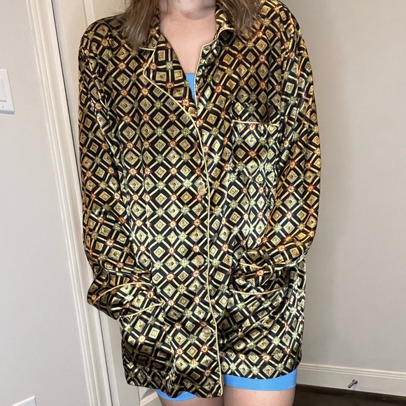 🔶Geometric Print Victoria's Secret Blouse🔶 - Picture 3 of 3